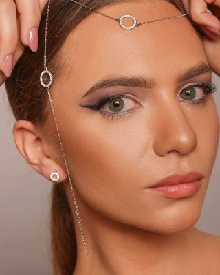 Někdy stačí jediný detail, aby se z pohledu stalo kouzlo. Jemné linie a zářivé odlesky vytváří šperk, který nezdobí jen...