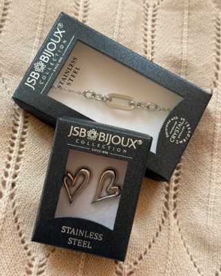 Šperky, které potěší srdce i oko. 💖 Krásné náušnice ve tvaru srdce a náramek ~ ideální duo pro každodenní nošení nebo...