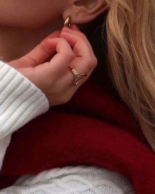 Začíná období kabátů, teplých šál a huňatých svetrů… 😏 Ale to neznamená, že se máme vzdát krásných detailů v podobě šperků...