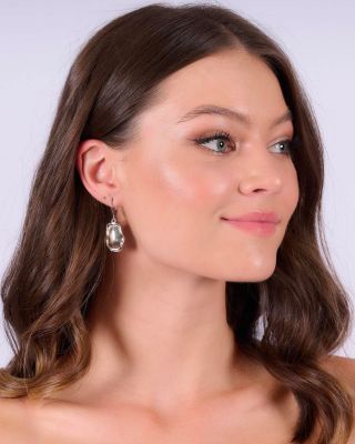 Někdy stačí jeden detail, aby se celý vzhled proměnil. Tyhle náušnice přesně ví, jak na to. 🥰 Precizně tvarované linie,...