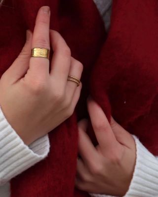 Zima klepe na dveře, vrstvy přibývají… ale šperky zůstávají. 🤩 I když se halíme do šál a kabátů, prstýnek nebo náramek...