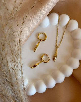 Hledáte dárek, který rozzáří oči a srdce? 💛 Tento set náhrdelníku a náušnic je přesně tím překvapením, které pod...