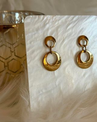 ✨Vánocům sluší zlaté detaily.✨ Tyto elegantní náušnice vyniknou jak na vánočním večírku, tak při slavnostní večeři.😍 🎁...