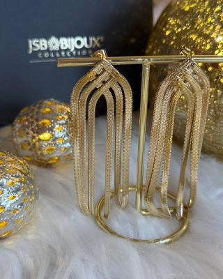 Přivítejte nový rok se šperkem, který se nebojí zazářit. 🤩 Silvestr je ideální příležitost být vidět – a naše náušnice vám...